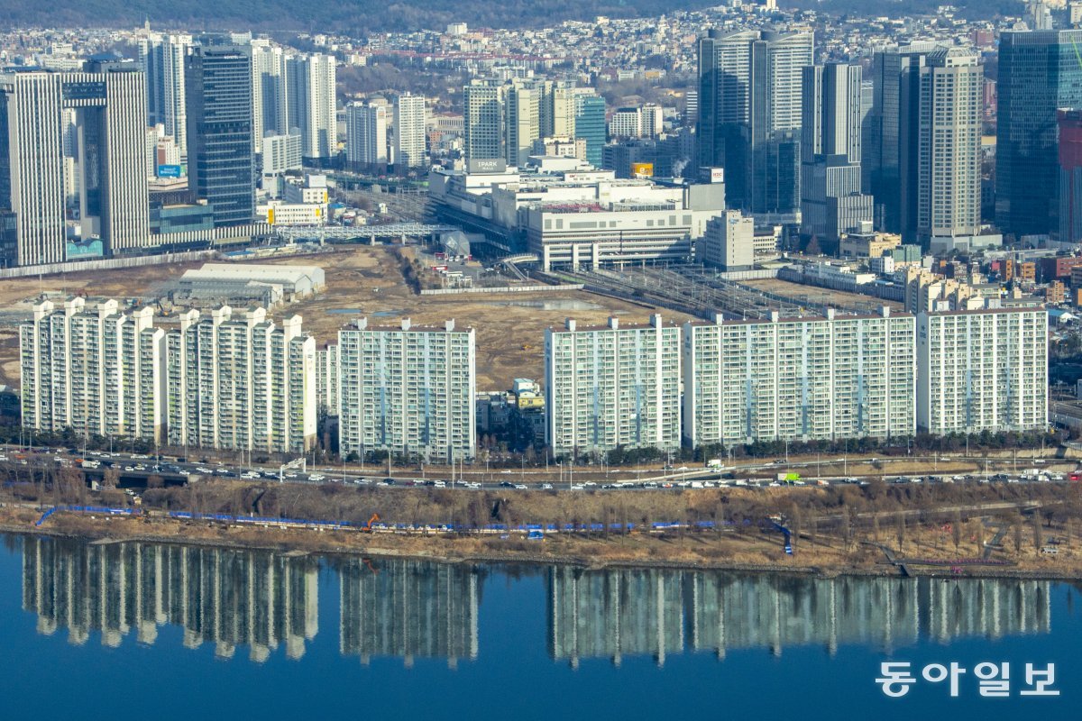 정부가 청약통장 월 납입금 인정한도를 높이고, 청약예금이나 청약부금, 청약저축 등과 같은 기존 청약저축을 주택청약종합저축으로 전환할 수 있도록 허용하는 데에는 청약통장 무용론에  따른 청약통장 가입자 감소와 주택도시기금 축소가 영향을 미쳤다는 분석이 많다. 사진은 서울 한강변에 위치한 아파트 전경이다. 동아일보 DB