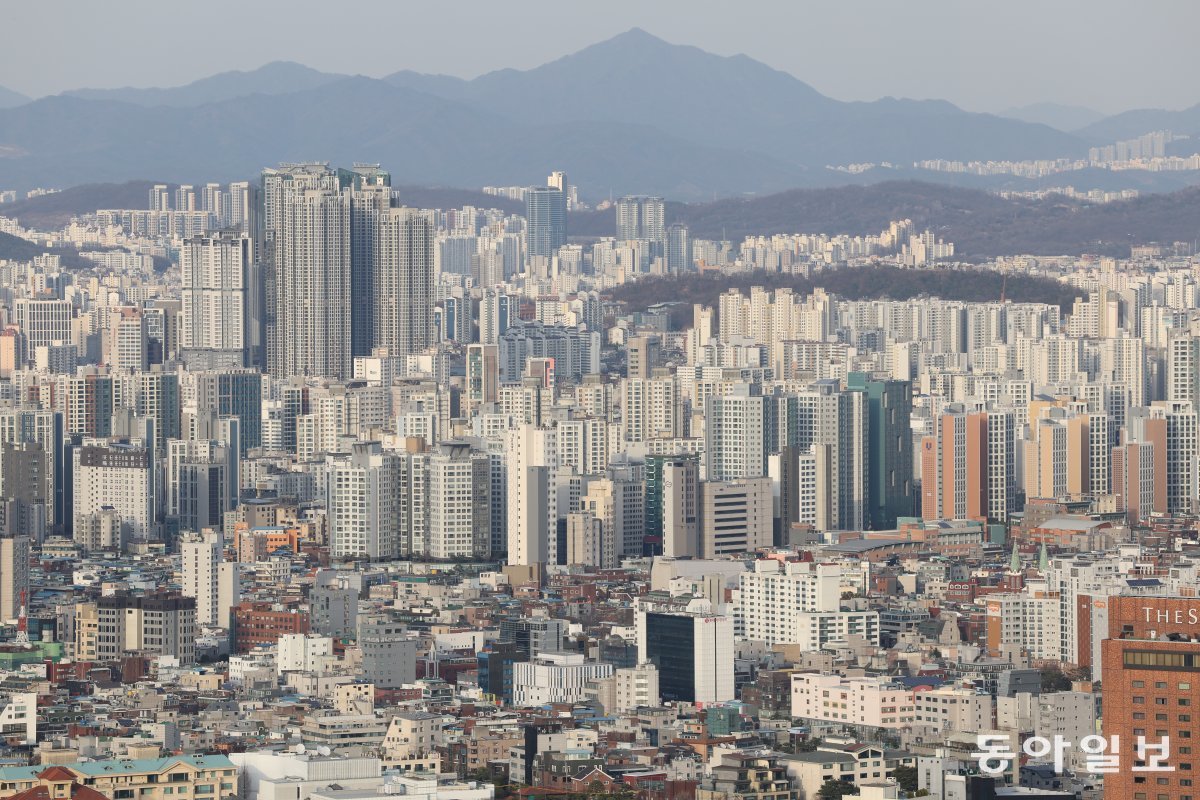 정부의 청약제도 합리화 선언으로 청약통장 활용 전략을 다시 세울 필요가 있다. 이를 위해 국토교통부가 최근 발행한 ‘주택청약 FAQ’는 큰 도움이 될 수 있다. 사진은 서울 남산에서 내려다 본 서울시내 아파트 전경. 동아일보 DB