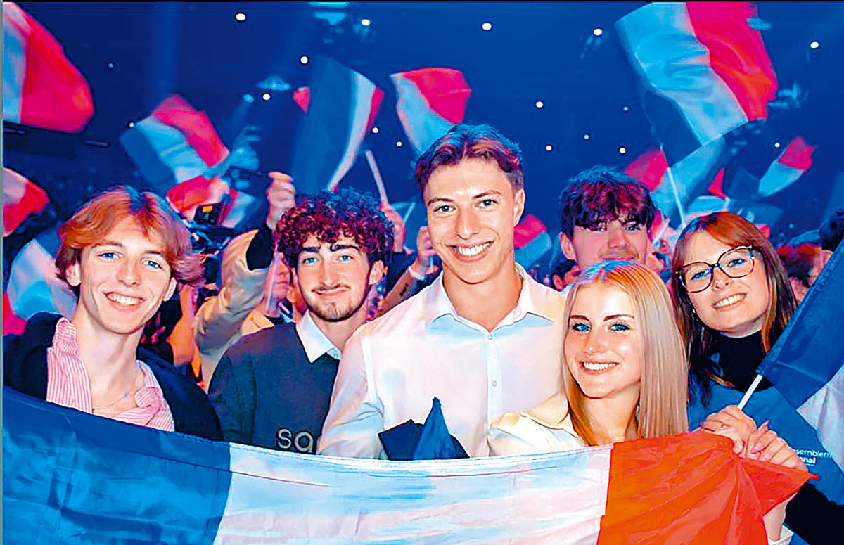 프랑스 극우 성향 국민연합(RN)의 청년 지지자들이 유럽의회 선거를 앞두고 프랑스 국기를 든 채 RN을 지지하는 선거운동을 벌이고 있는 모습. 사진 출처 국민연합 청년조직(RNJ) 인스타그램
