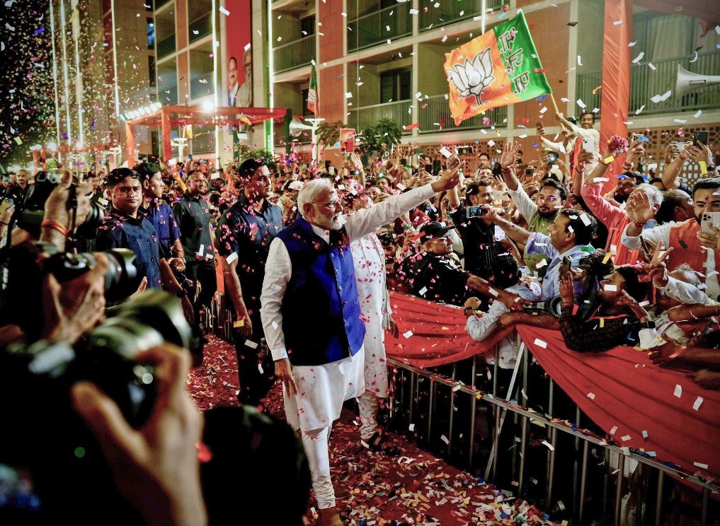 Prime Minister Modi waves to his supporters after winning the general election on the 4th.  However, the ruling party he led failed to secure a majority of seats.  Analysis suggests that the unexpected result is due to India's severe unemployment crisis.  AP Newsis