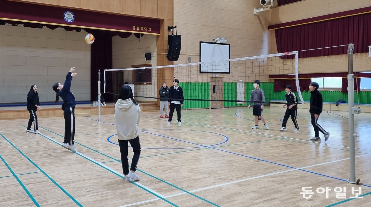 경북 울릉군 울릉중 체육관에서 3학년 1반 학생들이 남녀 팀으로 나눠 배구 경기를 하고 있다. 울릉도에 있던 중학교 4곳이 2020년 3월 한 학교로 통폐합되기 전에는 학생 수가 적어 체육 수업, 토론 수업, 모둠 활동 등이 쉽지 않았다. 울릉=최예나 기자 yena@donga.com