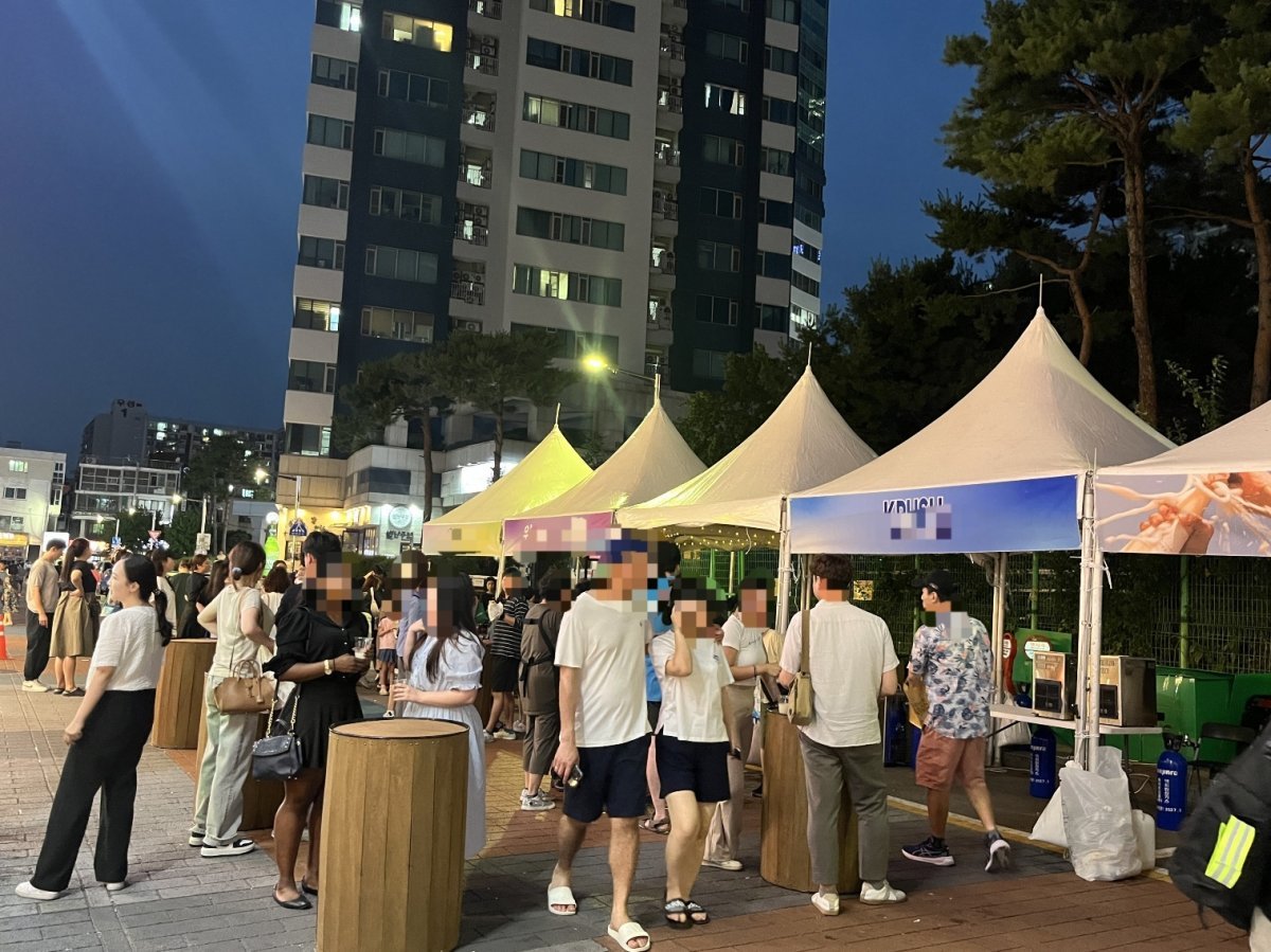 21일 오후 8시26분쯤 서울 구로구 국제음식문화거리에서 열린 세계주류페스티벌에 사람들의 발길이 이어지고 있다. 2024.06.21 ⓒ 뉴스1
