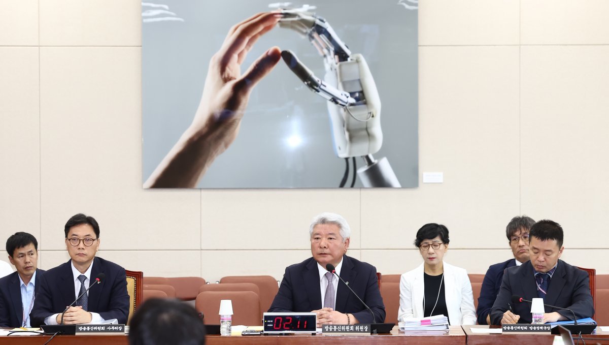 김홍일 방송통신위원장이 21일 오후 서울 여의도 국회에서 열린 방통위법 개정과 관련한 과학정보방송통신위원회 입법청문회에서 의원 질의에 답변하고 있다. 2024.6.21/뉴스1 ⓒ News1