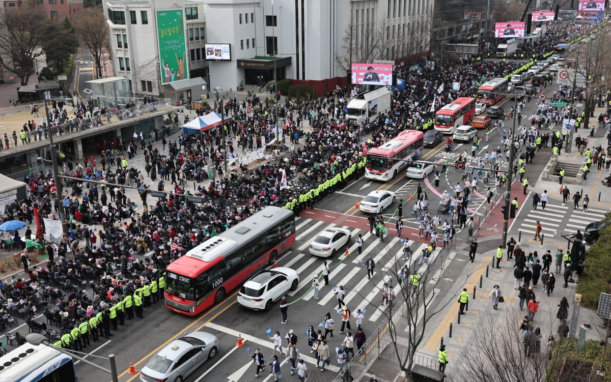 30일 서울 중구 시청역 인근 세종대로가 집회와 부활절 퍼레이드로 교통정체를 빚고 있다. 2024.3.30/뉴스1 ⓒ News1