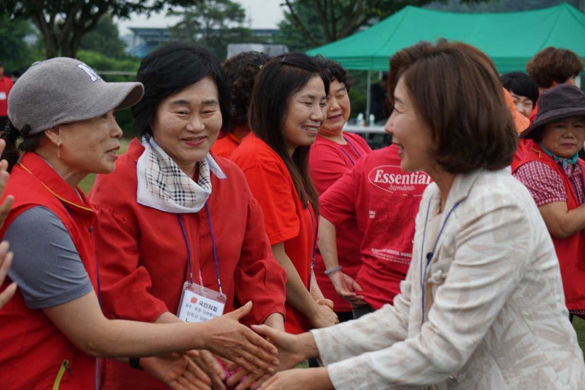 22일 오전 상주문경 당협 단합대회에 참석해 당원들과 인사를 하는 나경원 국민의힘 의원의 모습 (나경원 페이스북 갈무리)