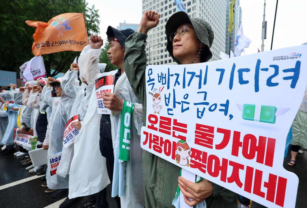 22일 오후 서울 중구 세종대로 앞에서 열린 ‘노동자의 임금인상! 모든 노동자의 노동권 쟁취! 전국 노동자대회’에 참석한 민주노총 조합원들이 최저임금 대폭 인상과 업종별 차등적용 폐기, 노조법 2·3조 개정 및 모든 노동자에게 근로기준법 적용을 촉구하며 구호를 외치고 있다. 2024.6.22/뉴스1