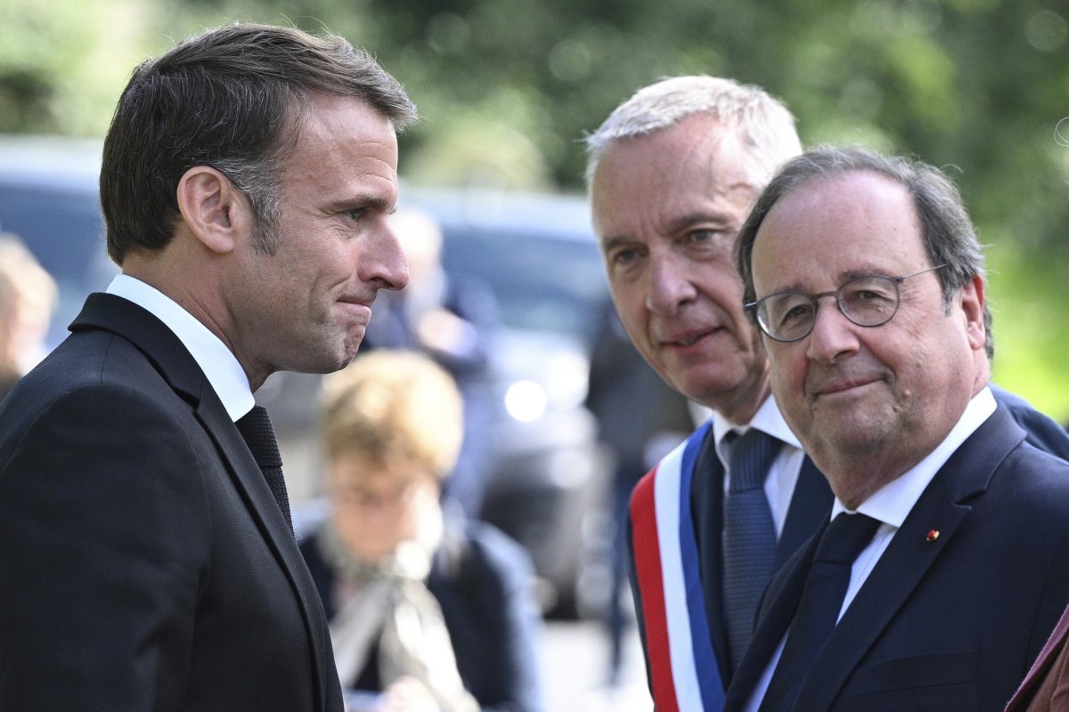 이달 10일 프랑스 튈에서 열린 제2차 세계대전 추모 행사에서 만난 에마뉘엘 마크롱 대통령과 프랑스아 올랑드 전 대통령(오른쪽). 튈=AP 뉴시스