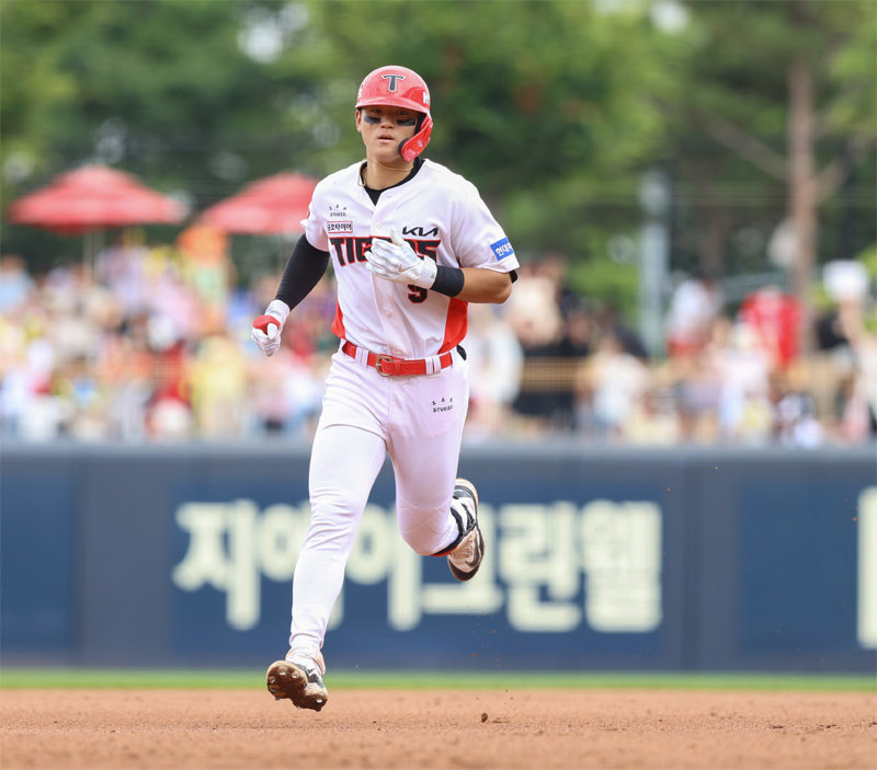 23일 안방 연속경기 1차전에서 류현진을 상대로 시즌 20번째 홈런을 때려낸 KIA 김도영. 22도루를 기록하고 있던 김도영은 이 홈런으로 20홈런-20도루 클럽 회원이 됐다.
KIA 제공