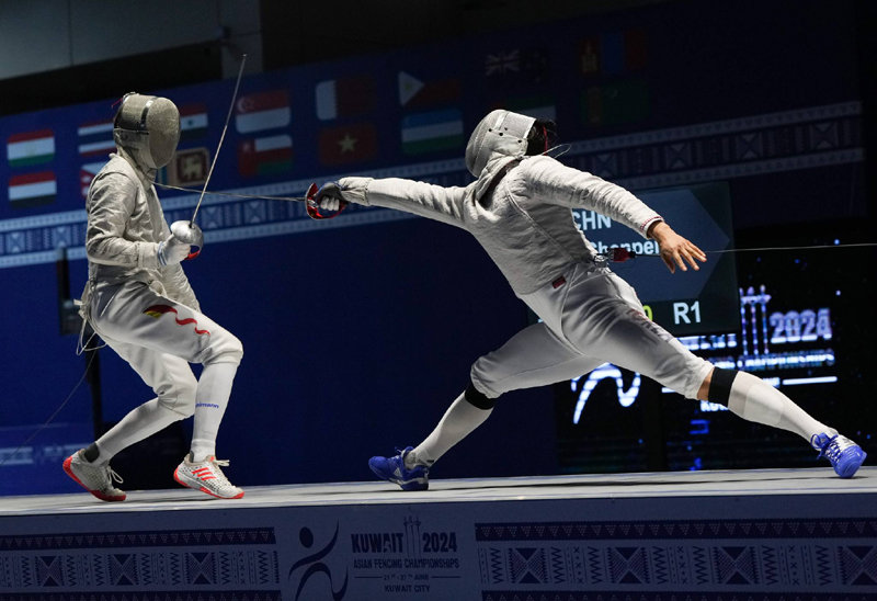 오상욱(오른쪽)이 22일(현지 시간) 쿠웨이트에서 열린 2024 아시아펜싱선수권대회 남자 사브르 개인전 결승에서 중국 선천펑에게 
공격을 시도하고 있다. 사진 출처 국제펜싱연맹 페이스북