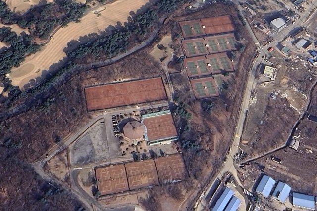 Tennis court at the Military Academy in Galmae-dong, Guri-si, Gyeonggi-do.  Google Earth Capture