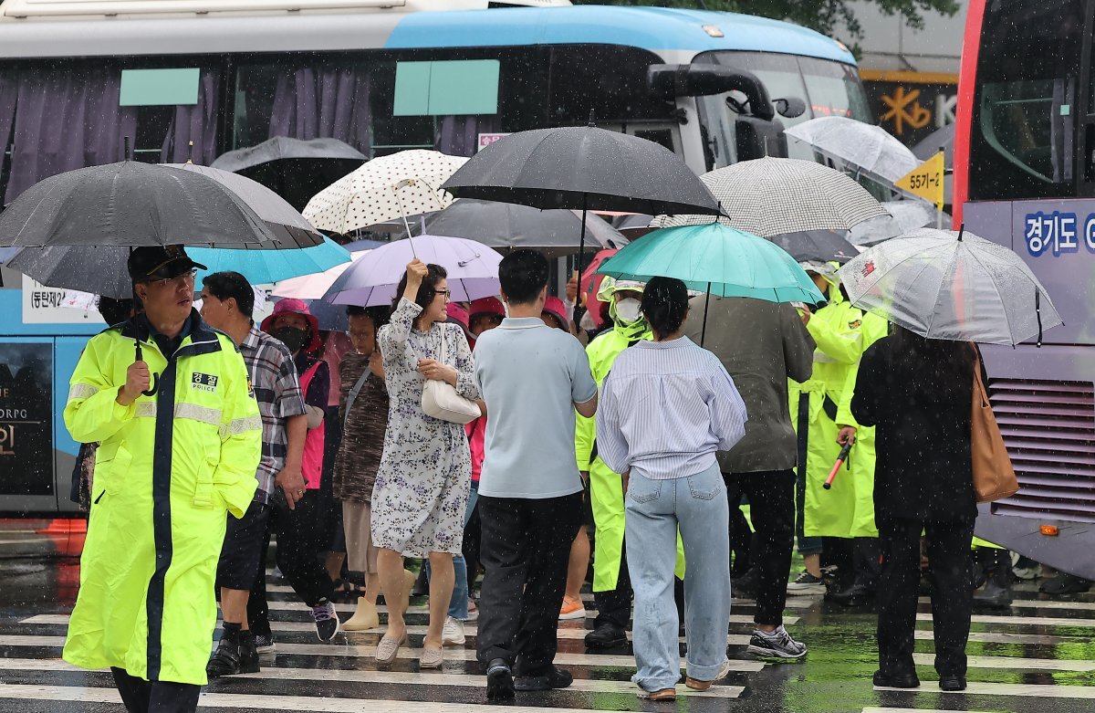 더위를 식혀주는 비가 내린 지난 22일 오전 서울 숭례문 인근에서 시민들이 우산을 쓰고 이동하고 있다, 2024.6.22. 뉴스1