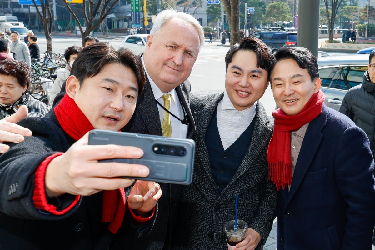 원희룡 국민의힘 인천 계양을 예비후보와 인요한 전 혁신위원장, 이천수 후원회장이 26일 인천 계양우체국 인근에서 시민들과 스마트폰 셀카를 찍고 있다. 2024.2.26/뉴스1