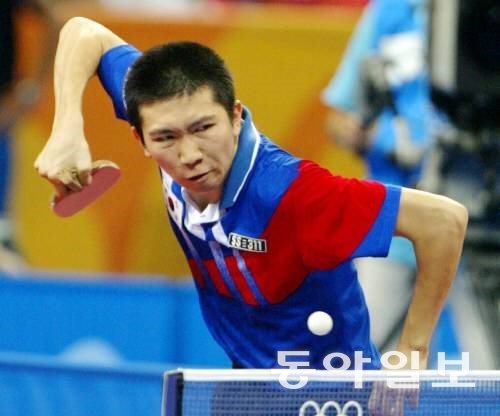 유승민은 2004 아테네 올림픽 탁구 남자 단식 결승에서 왕하오(중국)을 꺾고 금메달을 따냈다. 동아일보 DB