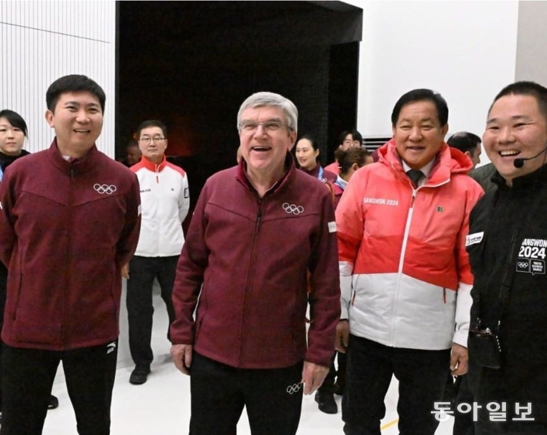 유승민 IOC 위원(왼쪽)이 올해 2월 열린 2024 강원 청소년올림픽에서 토마스 바흐 IOC 위원장 등과 함께 밝게 웃고 있다. 동아일보 DB