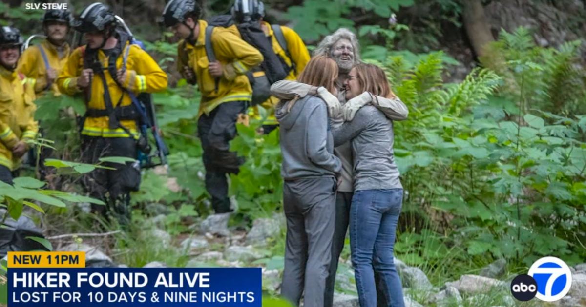 빅베이슨 레드우즈 주립공원 산 속에서 구조된 루카스 매클래시가 가족들과 포옹하는 모습. ABC 뉴스 갈무리