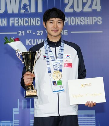남자 펜싱 사브르 오상욱이 22일(현지시간) 열린 아시아 펜싱 선수권 개인전에서 금메달을 수확했다. (대한펜싱협회 제공)