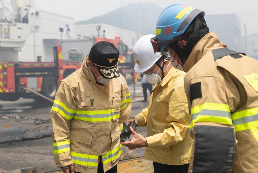 김동연 경기도지사가 24일 화성시 서신면 전곡리 일차전지 제조업체 공장 화재 현장을 찾아 진압 상황을 살펴보고 조속한 진화와 인명구조에 최선을 다할 것을 지시하고 있다. 경기도 제공