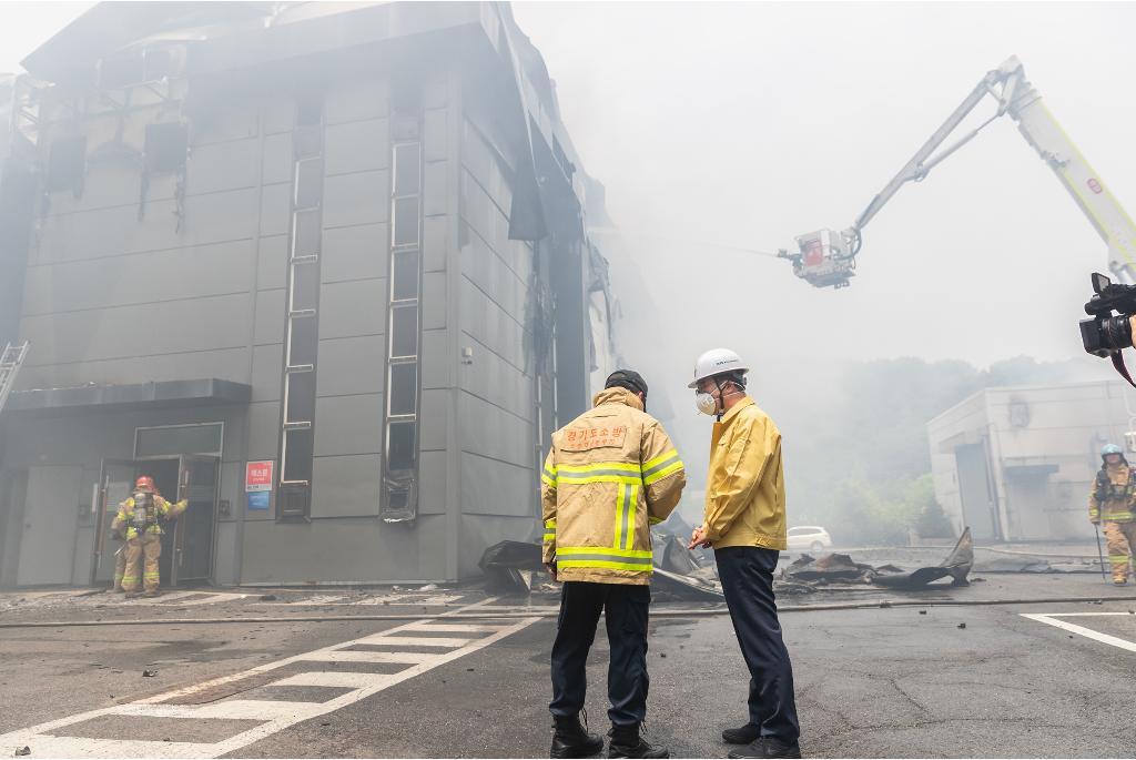 김동연 경기도지사가 24일 화성시 서신면 전곡리 일차전지 제조업체 공장 화재 현장을 찾아 진압 상황을 살펴보고 조속한 진화와 인명구조에 최선을 다할 것을 지시하고 있다. 경기도 제공