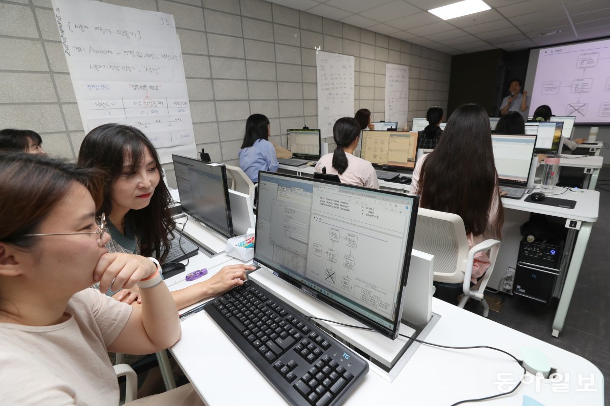 18일 경기 광명시 한국폴리텍대 광명융합기술교육원 강의실에서 ‘IT 테스터 전문가 양성과정’ 수강생들이 컴퓨터 프로그램을 이용해 실습을 하고 있다. 경력보유여성(경력단절여성) 등을 대상으로 한 이 과정은 20∼50대 여성에게 맞춤형 기술교육을 제공해 정보기술(IT) 분야 취업을 돕고 있다. 광명=변영욱 기자 cut@donga.com