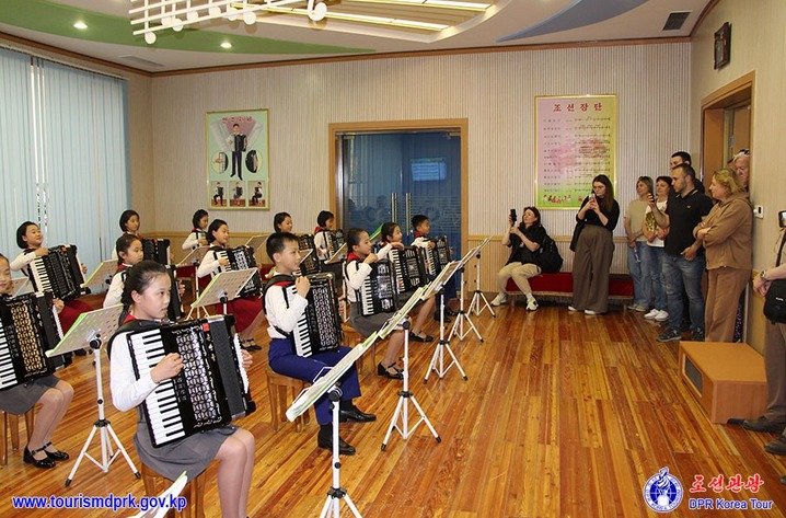북한을 찾은 러시아 관광객들이 북한 어린이들의 연주를 참관하고 있다.  (조선관광 홈페이지 갈무리)