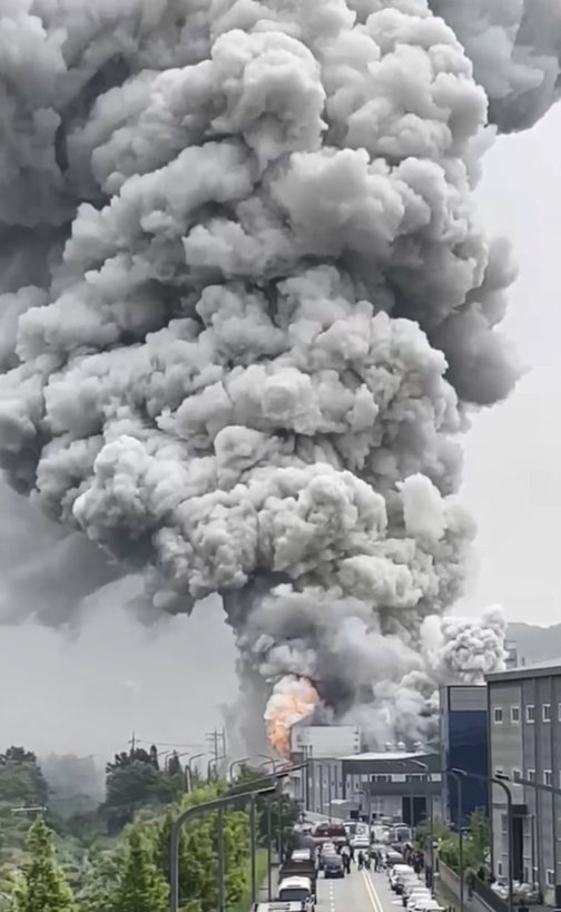 24일 오전 경기 화성시 서신면의 일차전지 제조 업체인 아리셀 공장에서 불이 나 연기가 치솟고 있다. (독자 제공) 뉴스1