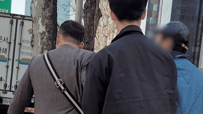 ‘강 실장’ 박성훈(오른쪽)은 지난해 3월 서울 서초구 대로변에서 검거됐다. 자신이 쫓기고 있다는 걸 알고 있었던 그는 체포 당시 별다른 저항을 하지 았았지만 범행은 부인했다. 강원경찰청 제공
