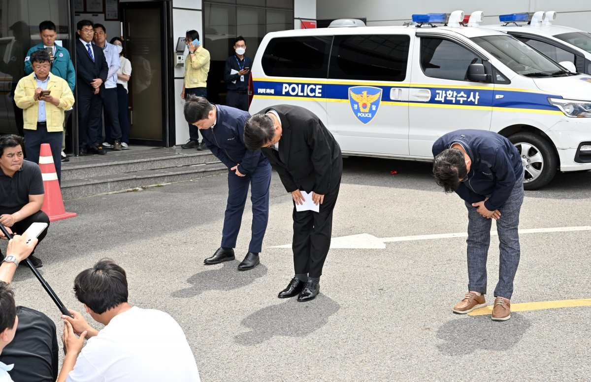 박순관 에스코넥 대표가 25일 오후 경기 화성시 아리셀 공장 화재 현장에서 화재 사고 발생에 대해 고개 숙여 사과하고 있다. 2024.6.25. 사진공동취재단