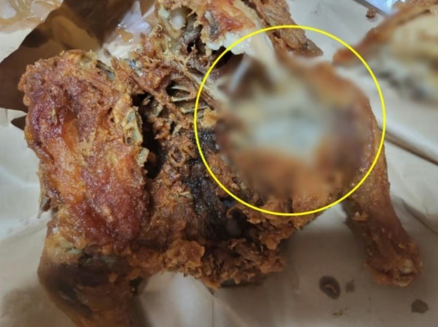 부산의 한 분식집에서 판매한 통닭에서 구더기가 무더기로 발견된 모습. ‘보배드림’ 캡처
