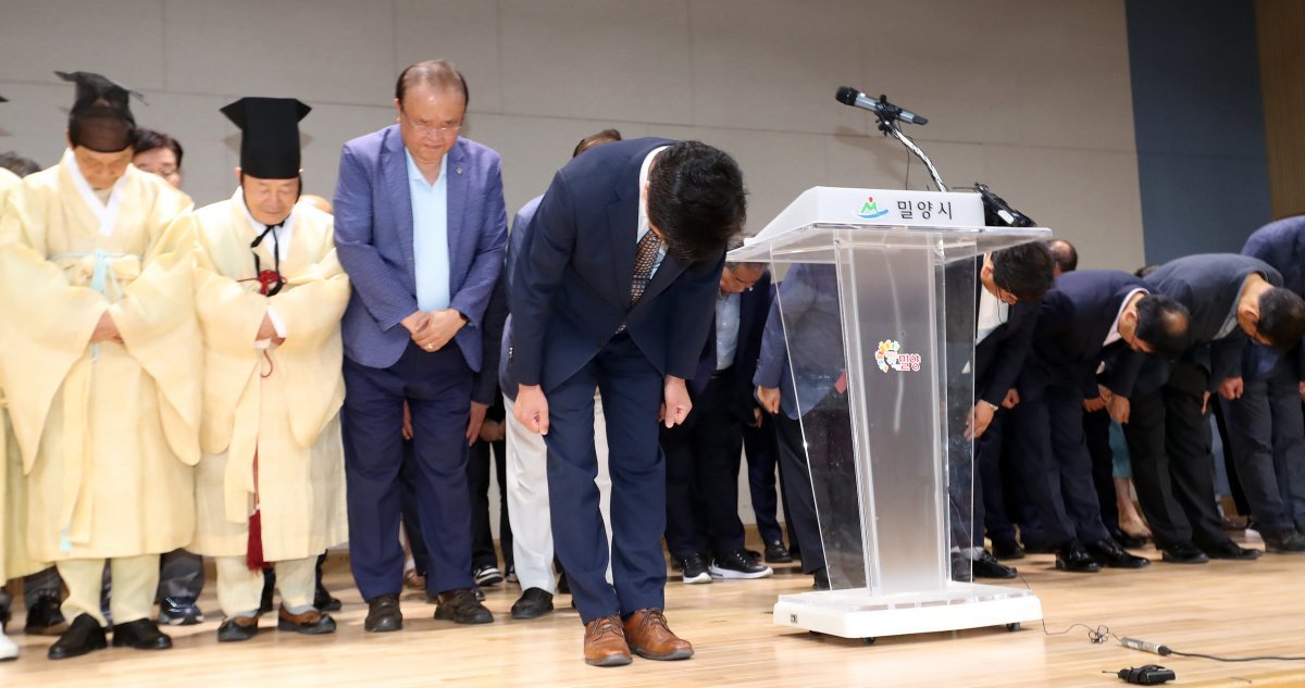 안병구 경남 밀양시장이 25일 오후 밀양시청 대강당에서 20년 전 발생한 ‘밀양 집단 성폭행 사건’과 관련해 사과문을 발표한 뒤 고개 숙여 사과하고 있다. 2024.6.25. 뉴스1