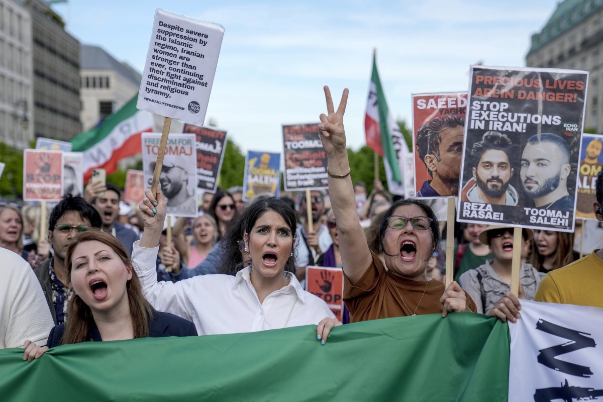 On the 28th (local time), a protest was held in Berlin, Germany against the death sentence handed down to a popular Iranian rapper, with participants shouting slogans.  An Iranian court sentenced famous rapper Toumaz Salehi to death on the 24th for supporting anti-government protests and supporting the women, life, and freedom movement in connection with the mysterious hijab death incident in Iran.  2024.04.29. [베를린=AP/뉴시스]