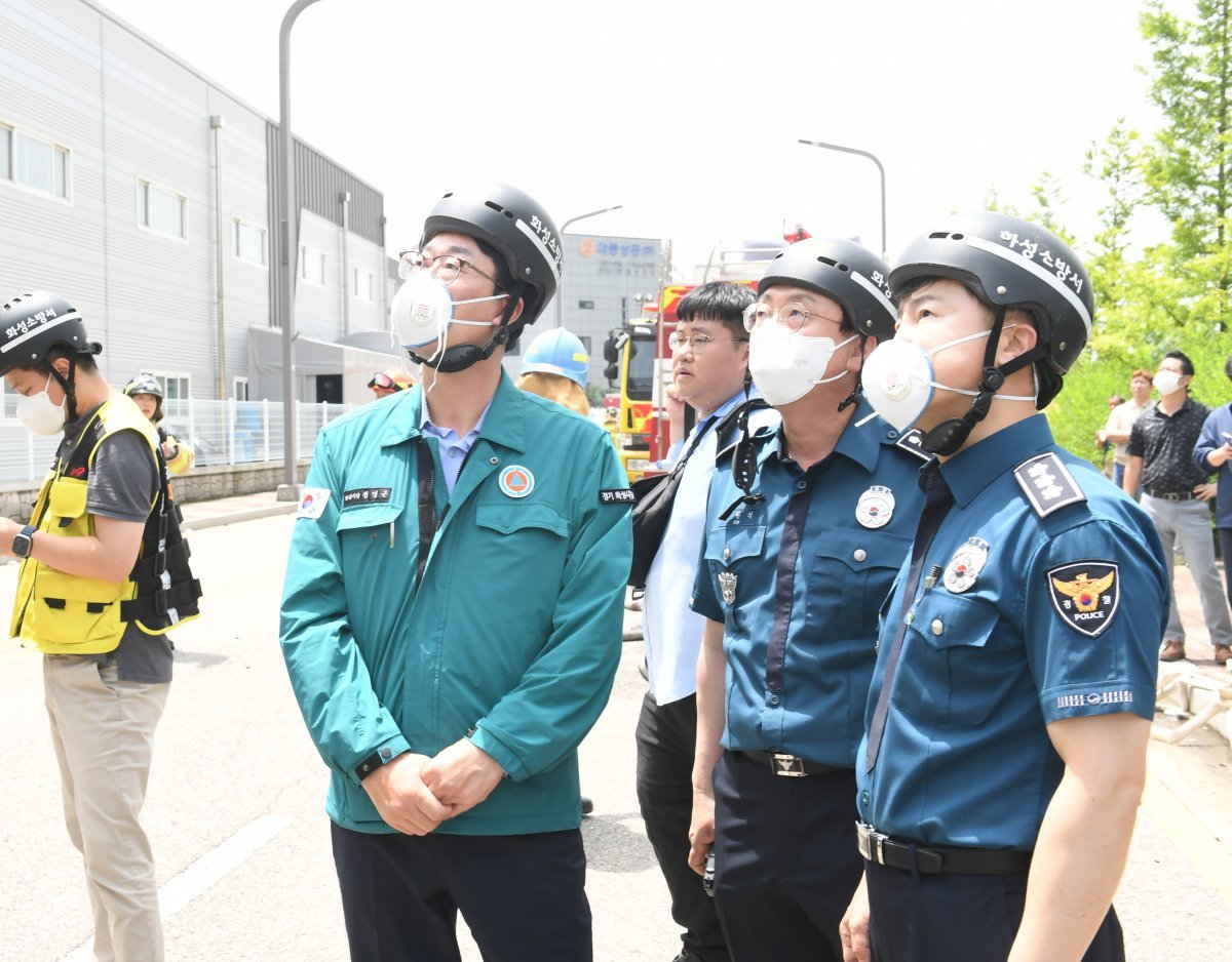 정명근 경기 화성시장이 30여 명의 사상자를 낸 서신면 전곡리 리튬전지 공장 화재와 관련해 사고 현장에서 관계자들과 둘러보고 있다. 화성시 제공