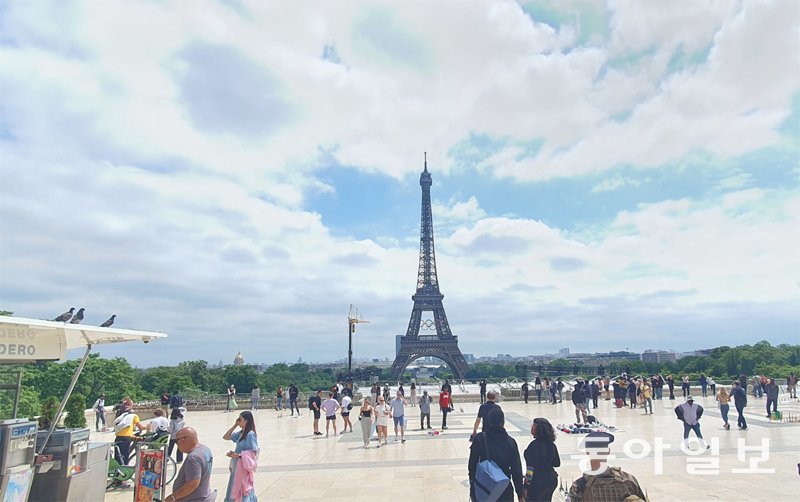 20일(현지 시간) 프랑스 파리의 명소인 트로카데로 광장이 관광객과 시민들로 붐비고 있다. 멀리 보이는 에펠탑엔 다음 달 파리 
올림픽을 앞두고 이달 7일부터 재활용 강철로 만든 올림픽 오륜기 조형물이 설치됐다. 에펠탑 바로 앞 샹드마르스 공원은 올림픽 때 
비치발리볼 경기가 열릴 예정이다. 파리=조은아 특파원 achim@donga.com