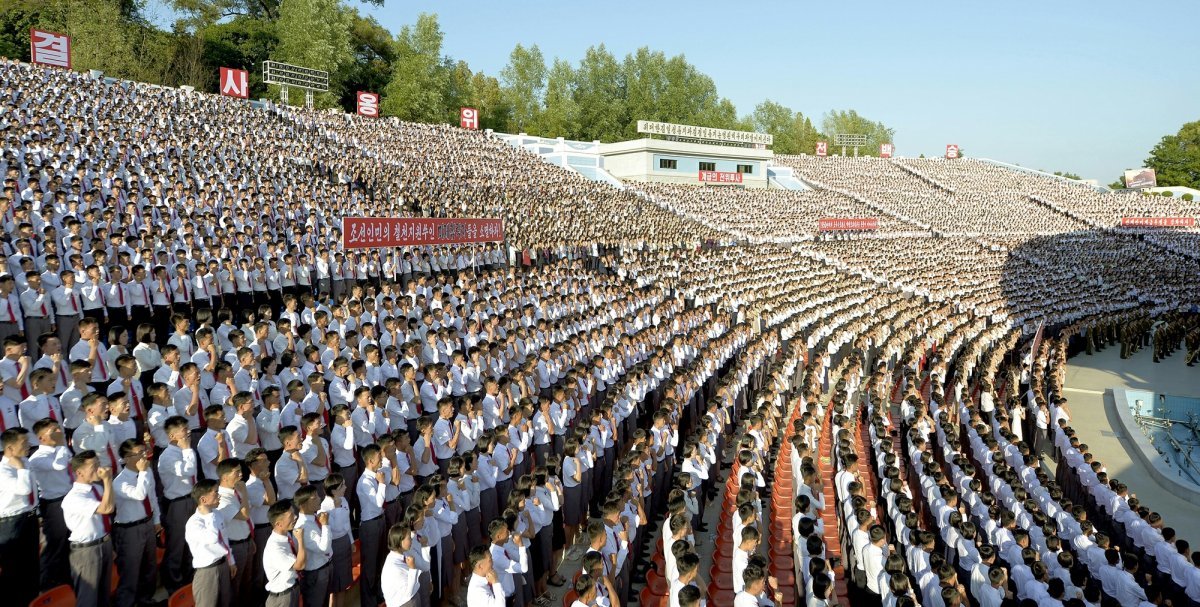 북한 노동당 기관지 노동신문은 25일 평양시 청년 공원 야외국장에서 청년 학생들이 ‘6·25 미제반미투쟁의 날’을 하루 앞두고 복수결의모임을 진행했다고 보도했다. (평양 노동신문=뉴스1)