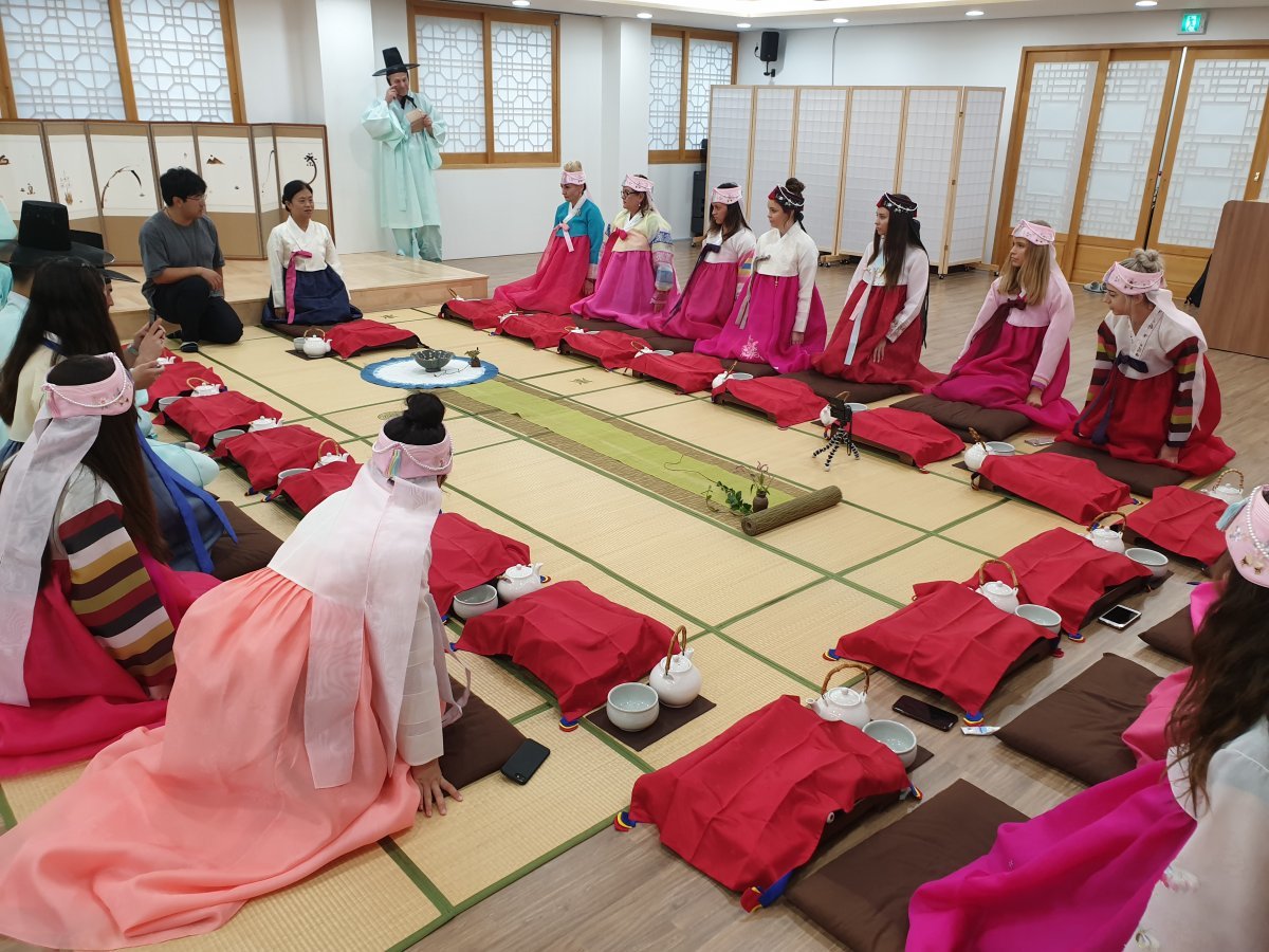 최근 한국전통문화체험관을 찾은 외국인 관광객들이 다도(차 예절) 체험을 하고 있다. 대구시 제공