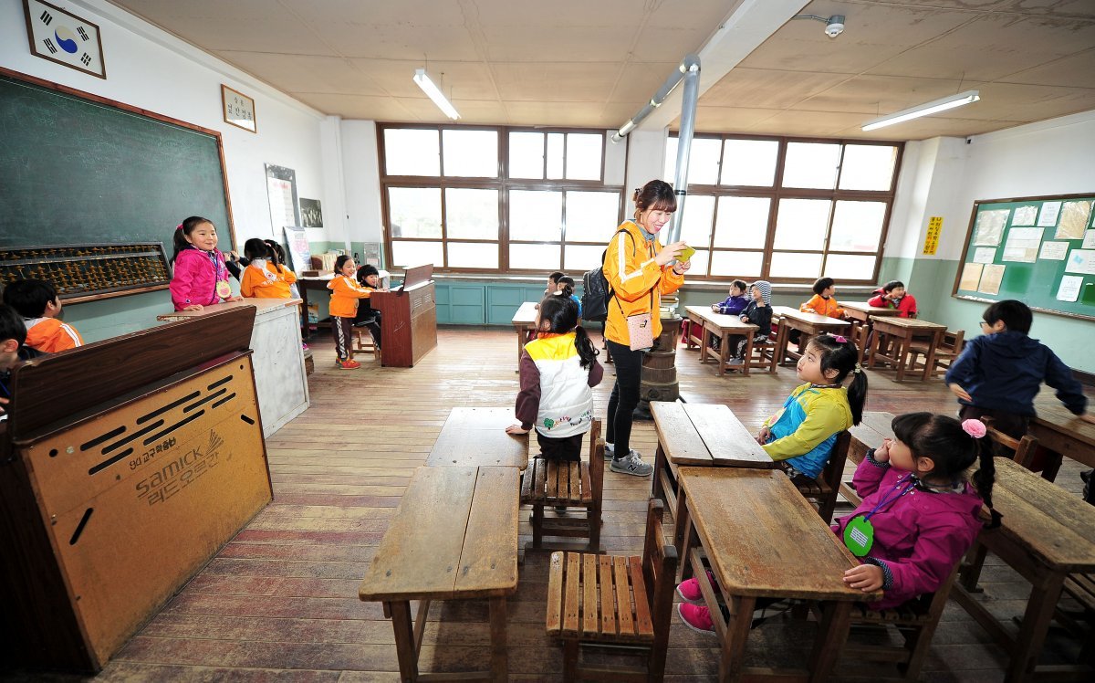 대구 군위군에 있는 문화 체험장 ‘엄마 아빠 어렸을 적에’의 옛 교실 안에서 어린이들이 즐겁게 놀고 있다.