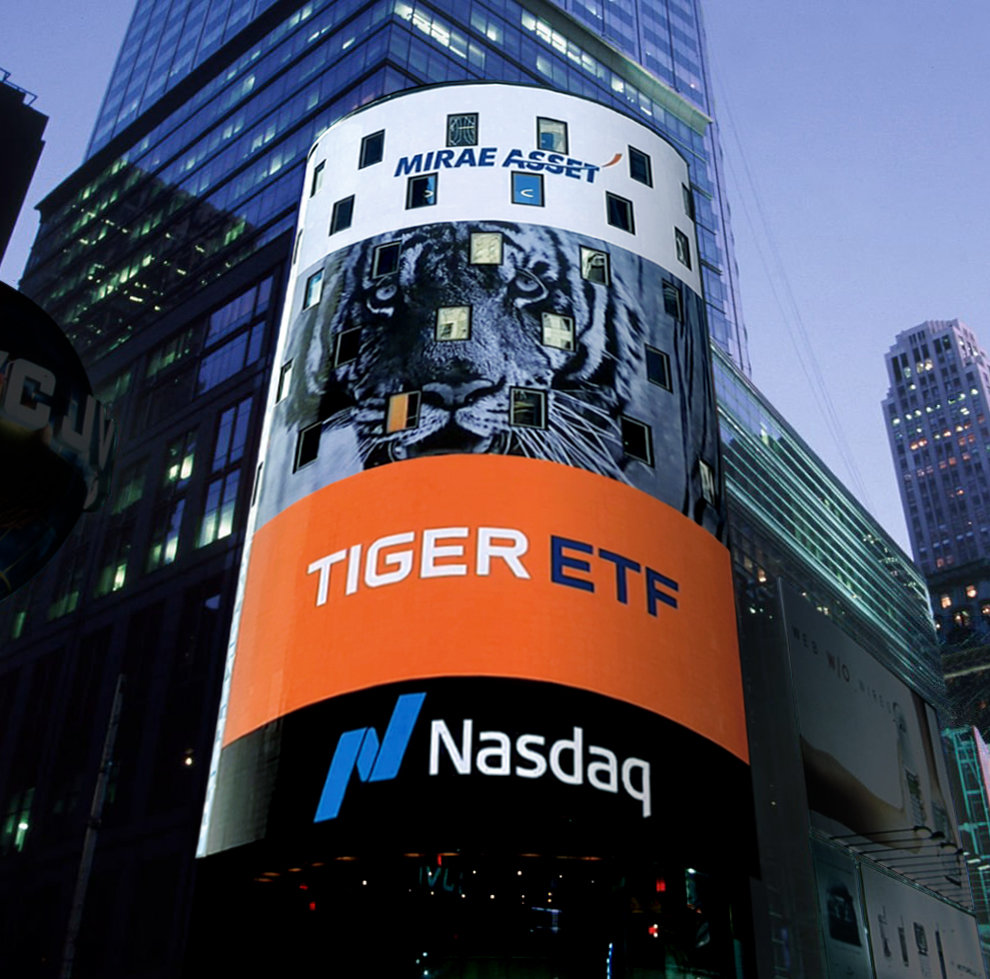 미국 뉴욕 맨해튼 타임스퀘어의 나스닥 타워 전광판에 미래에셋의 글로벌 상장지수펀드인 ‘TIGER ETF’가 홍보되고 있다. 미래에셋자산운용 제공