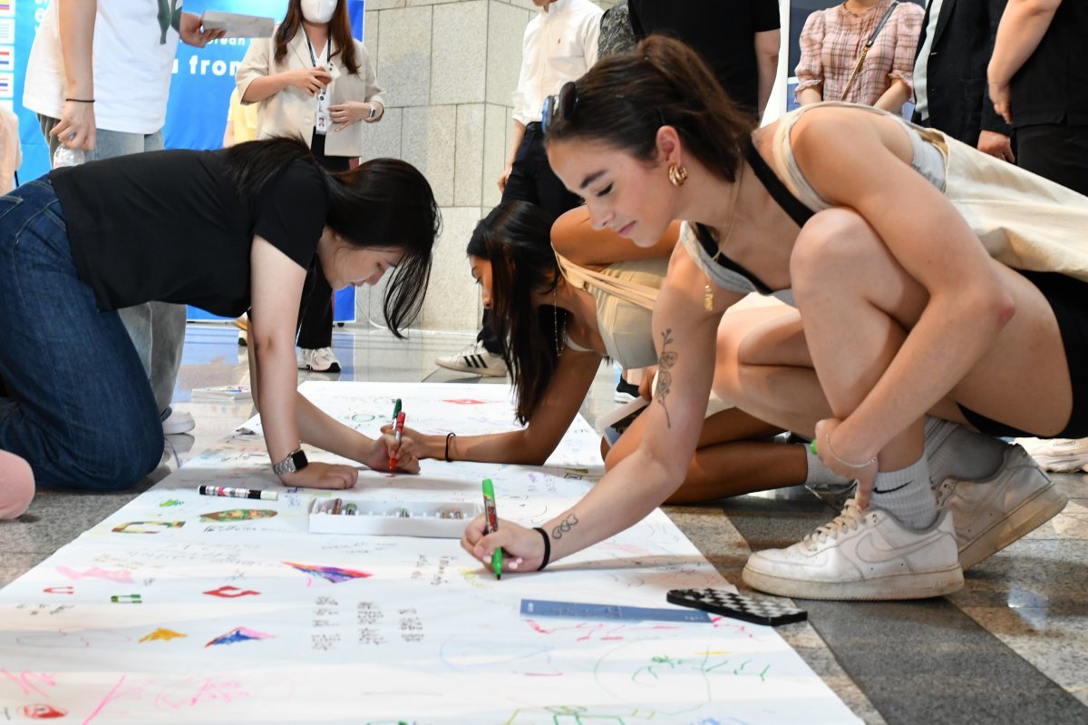 전쟁기념관 관람객들이 ‘6·25전쟁 참전용사에게 감사편지쓰기’ 행사에 참여하고 있다.