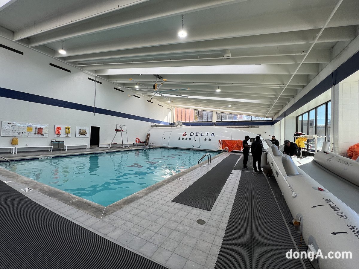 델타항공 승무원 훈련센터 수영장 시설. 해상 비상상황 대응 훈련이 이뤄진다.