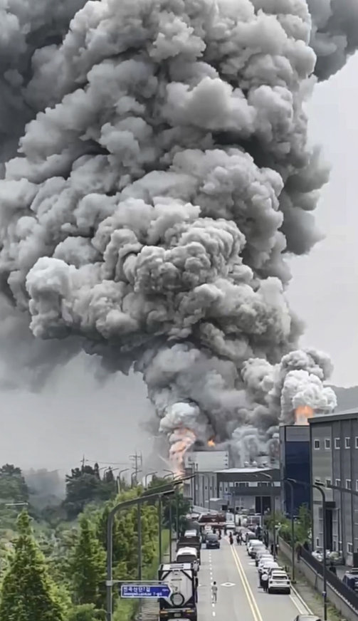 24일 오전 경기 화성시 서신면의 일차전지 제조 업체인 아리셀 공장에서 불이 나 소방 당국이 진화에 나섰다.  사진은 연기가 치솟는 공장 건물. (독자제공) 2024.6.24/뉴스1