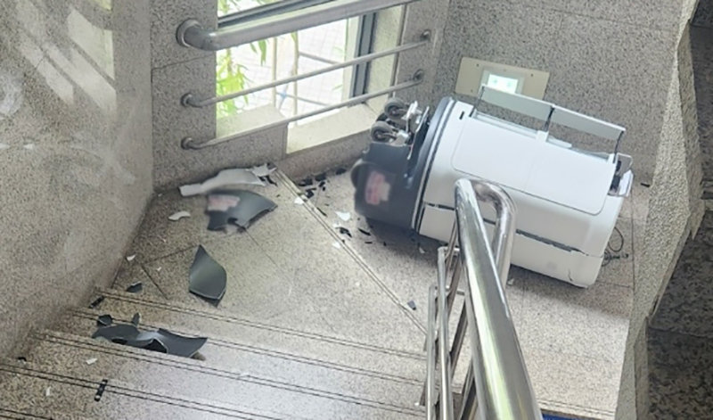 경북 구미시의 ‘로봇 주무관’이 계단에서 떨어져 파손된 모습. (독자 제공) 뉴스1