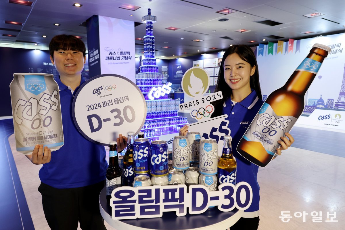 26일 오전 서울 광진구 워커힐 비스타홀에서 열린 오비맥주 카스 ‘2024 파리올림픽 파트너십‘ 기념식에서 모델들이 국가대표 선수들의 선전을 기원하며 제품을 홍보하고 있다. 전영한 기자 scoopjyh@donga.com