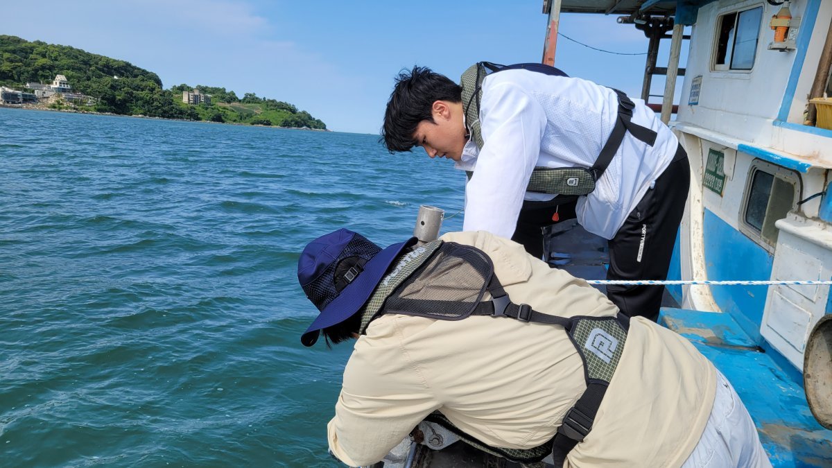 25일 인천 강화군 해안가에서 인하대 경기·인천 씨 그랜트 센터 소속 연구원들이 인하대가 소유하고 있는 선박(인하21)에 올라 한강 하구 해양 부유 쓰레기 실태 파악을 위한 해양 관측 모니터링을 하고 있다. 인하대 제공