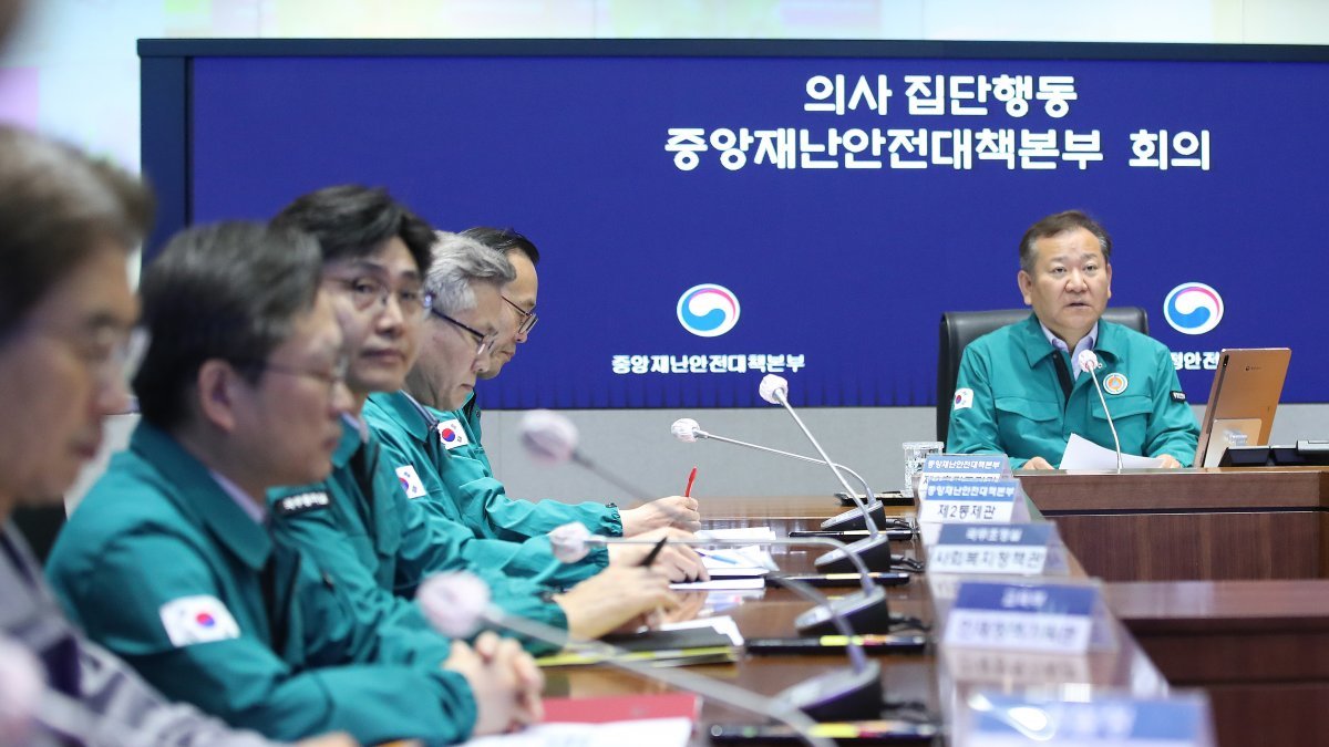 이상민 행정안전부 장관 서울 종로구 정부서울청사에서 열린 의사집단행동 중앙재난안전대책본부 회의에서 모두발언을 하고 있다. 2024.5.24/뉴스1