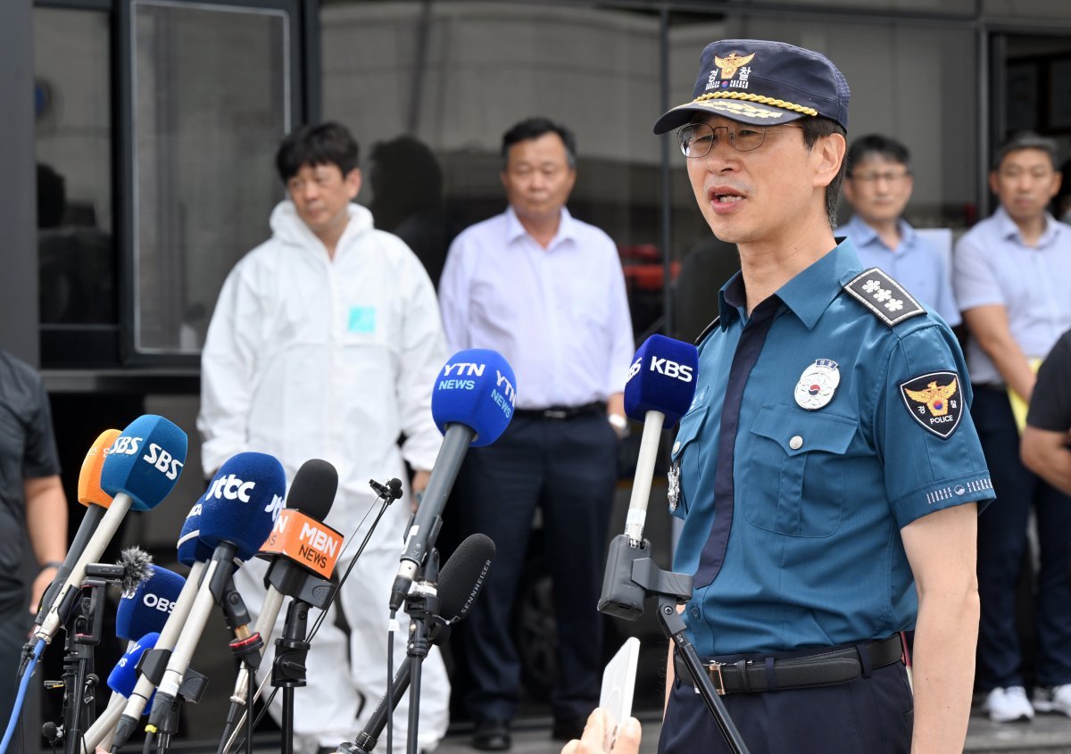 김봉식 경기남부경찰청장이 25일 오후 경기 화성시 ‘아리셀’ 공장 화재 현장을 방문, 브리핑을 하고 있다. 취임 첫 공식 일정으로 아리셀공장 화재 현장을 찾은 김 청장은 “경찰에선 이번 사건을 엄중히 인식하고 화재 원인에 대해 신속하고 철저하게 수사하겠다“고 밝혔다. (공동취재) 2024.6.25/뉴스1