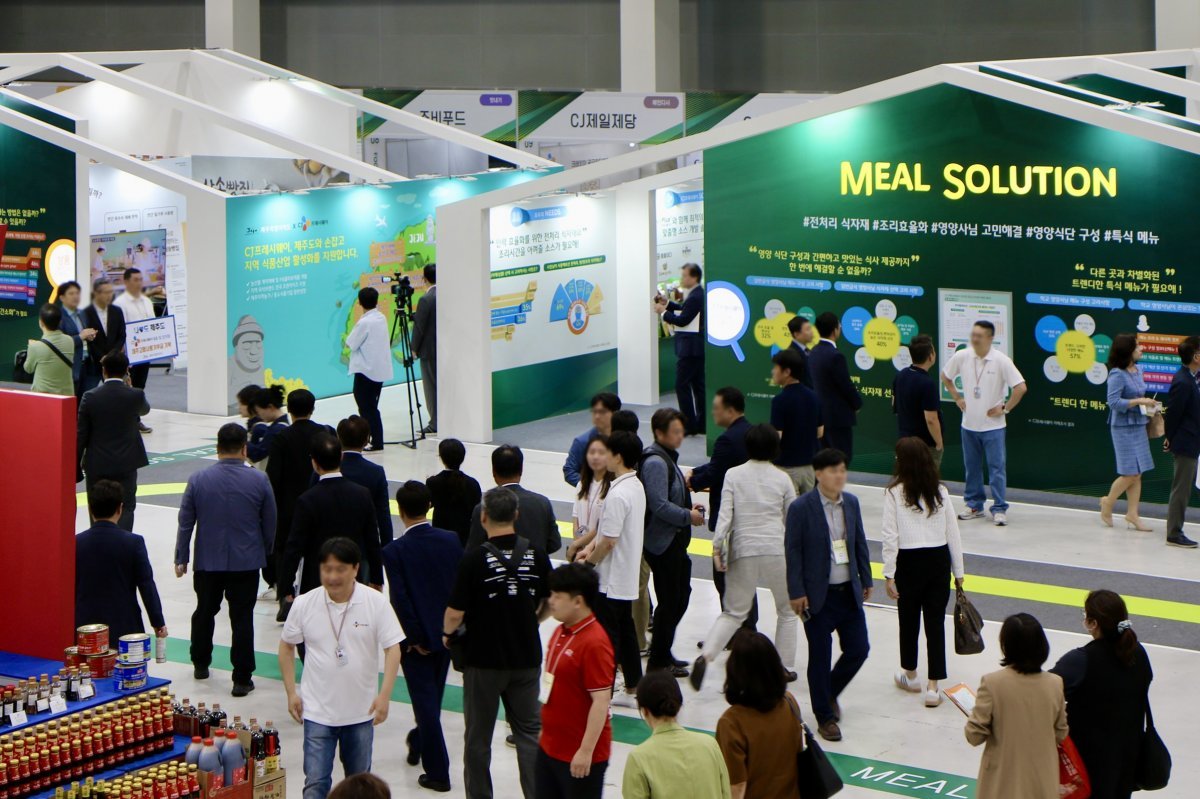 27일 서울 양재동 aT 센터에서 열린 CJ프레시웨이의의 ‘푸드 솔루션 페어 2024’에서 관람객들이 전시를 둘러보고 있다.
