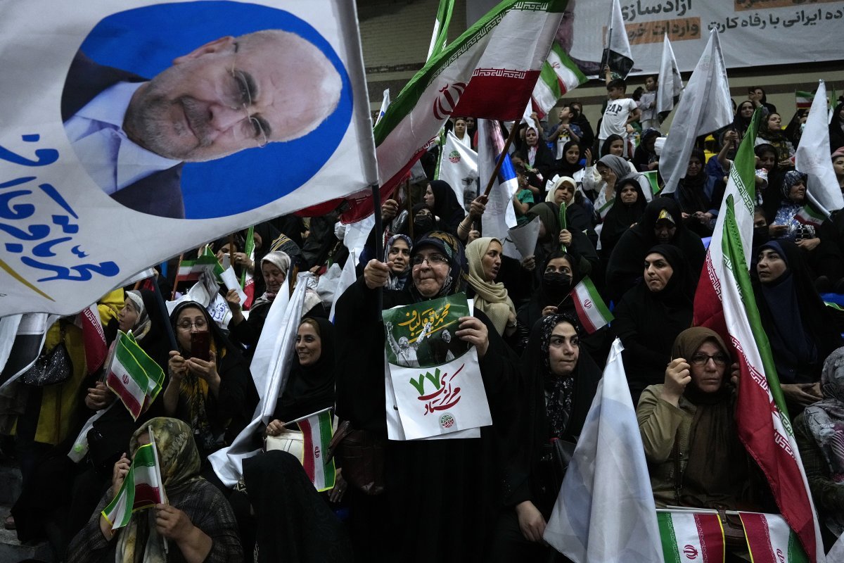 이란 대선을 이틀 앞둔 26일 수도 테헤란에서 열린 모하마드 바게르 갈리바프 국회의장의 유세에서 지지자들이 깃발을 흔들고 있다. 
갈리바프 의장은 강경 보수 성향으로 이번 대선에서 당선 유력 후보로 꼽히고 있다. 테헤란=AP 뉴시스