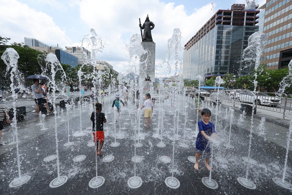 습도가 높아 후텁지근한 23일 서울 광화문광장 바닥분수에서 어린이들이 물놀이를 하며 더위를 식히고 있다. 2024.6.23/뉴스1 ⓒ News1