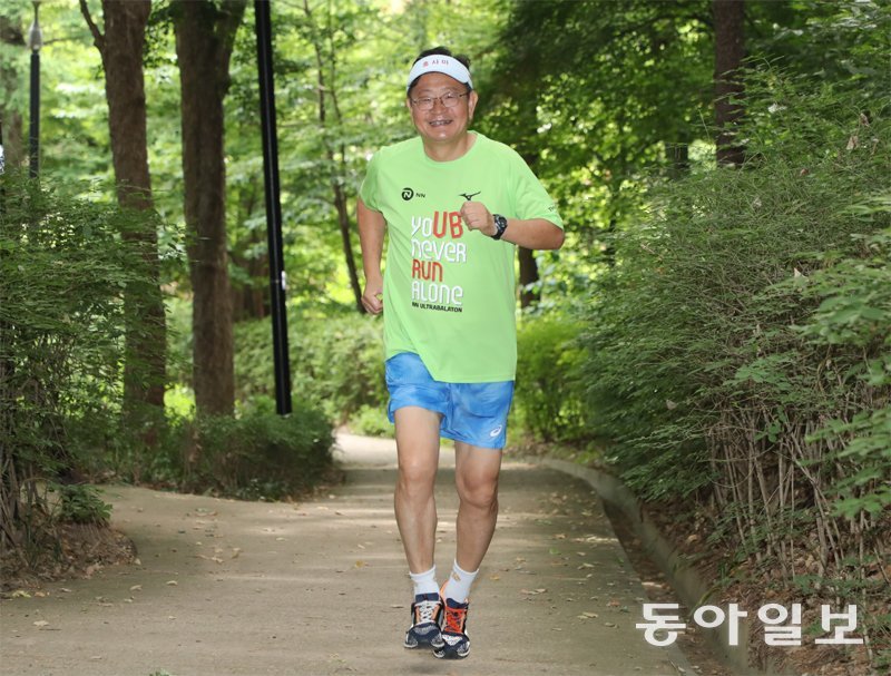 홍종선 성균관대 통계학과 명예교수가 서울 강남구 집 근처 대모산을 즐겁게 달리고 있다. 그는 2021년 사이클을 타다 고관절이 
골절돼 인공관절 이식수술을 받았지만 힘겨운 재활 끝에 지난해부터 다시 달리기 시작했다. 김동주 기자 zoo@donga.com