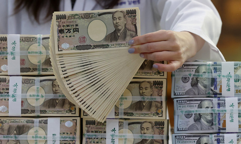 27일 서울 중구 하나은행 위변조대응센터에서 한 직원이 일본 엔화를 들어 보이고 있다. 이날 일본 도쿄 외환시장에서는 엔-달러 환율이 달러당 160.84엔에 거래되며 엔화 가치가 38년 만에 최저 수준으로 떨어졌다. 뉴시스