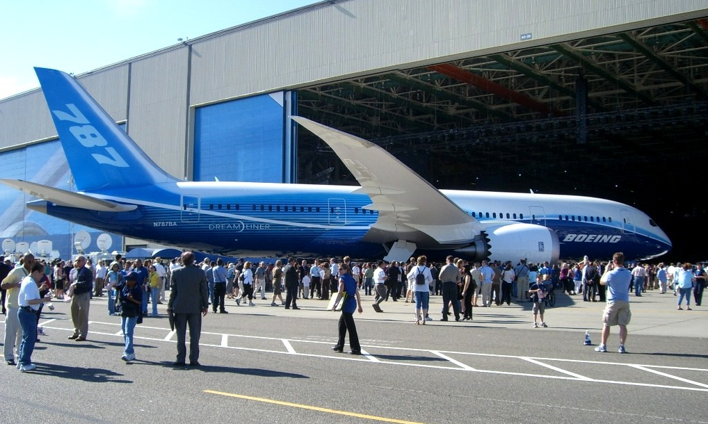 2007년 출시 기념식에 선보인 보잉 787 드림라이너의 모습. 하지만 당시 787 드림라이너는 미완성 상태였고, 첫번째 항공기 인도는 2011년에 이뤄진다. 위키피디아